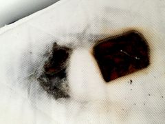 Slik så madrassen ut etter at mobilen begynte å brenne i senga. Skadefoto: Frende Forsikring