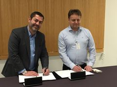 Jérôme Jullien, NOKIA´s Vice President for Global Channels signerer samarbeidsavtalen med Jan-Gunnar Mathisen, adm.dir i  MIRIS.