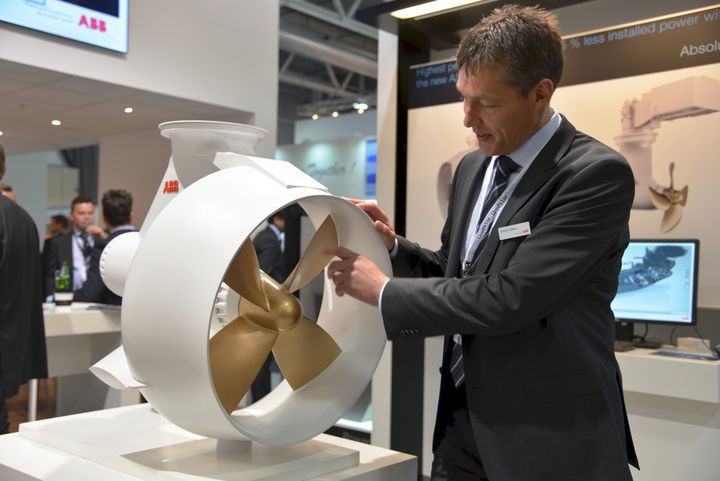 Sindre Sætre, leder for ABBs marinevirksomhet i Norge, med fremdriftssystemet Azipod D under lanseringen på Nor-Shipping 2015. Azipod D ble nylig kåret til årets innovasjon 2015 av en internasjonal jury på Electric & Hybrid Marine World Expo i Amsterdam.
