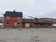 Gamle Fossbakken kro ligger like ved E6 i Lavangen kommune. 24. mai blir kroa historie etter en brannøvelse. Foto: Statens vegvesen.