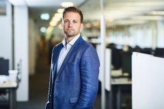 - Vi er tydelige på at vår rolle ikke er å avgjøre om folk skal reise eller ikke. Vi forholder oss til én instans, og det er norske myndigheter gjennom UD og Folkehelseinstituttet. Det er de som har forutsetninger til å bedømme hvor det er trygt å reise eller ikke, sier Andreas Bibow Handeland, kommunikasjonsrådgiver i Europeiske Reiseforsikring, en del av If.