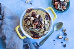Baked oats med nøtter og sjokolade. Foto: MatPrat, Therese Elstad.