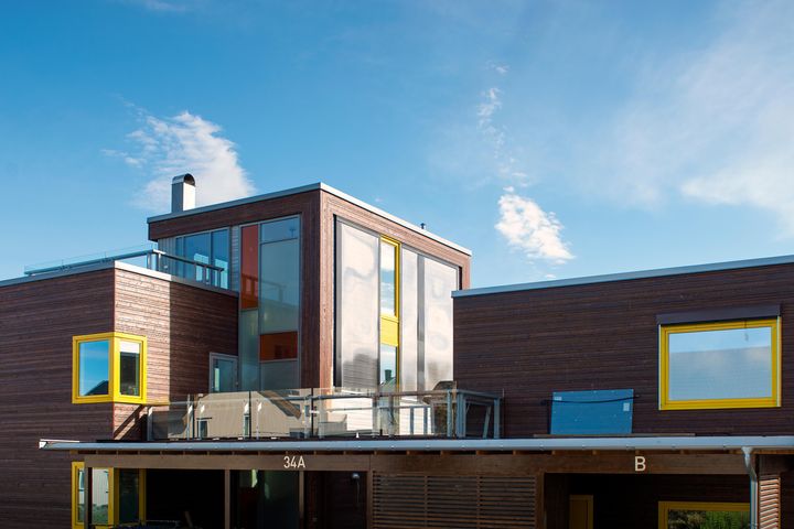 UTSATT TIL SOMMEREN: Boligeiere som ønsker å investere i solfangere, solceller eller andre Enova-støttede tiltak får full støtte fram til 1.juli (Foto: Enova)