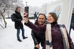 Leder av Stortingets kunstutvalg Tone Wilhelmsen Trøen tar selfie sammen med avistegner Egil Nyhus. Foto: Stortinget