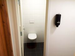 Blant annet bygges det vegghengte toaletter for å gjøre renholdet enklere og bedre. Foto: Torfinn Øgreid/ Forsvarsbygg