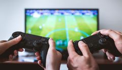 Ordet «nerd» er ikke lenger negativt ladet. Jeg brukte mye tid på dataspill i oppveksten, og fortsatte med dette da jeg selv fikk barn. Foto: pexels photo