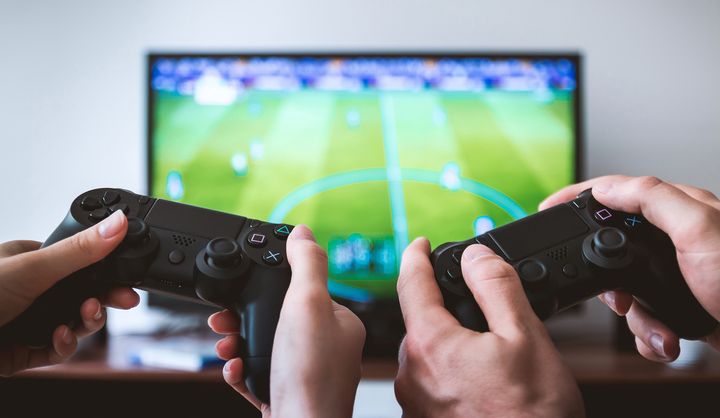 Ordet «nerd» er ikke lenger negativt ladet. Jeg brukte mye tid på dataspill i oppveksten, og fortsatte med dette da jeg selv fikk barn. Foto: pexels photo