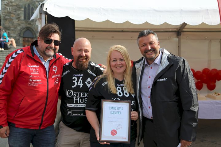 F.v.: Vinnerne av 30 000 kr, Ålgård Håndballklubb;Geir Pedersen, Kristine N. Jøntvedt og Dag Børre Norland og Svein Arild Steen-Mevold (Scandic).
