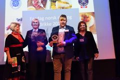 To stolte produsenter, Heidi og Vidar Garnvik fra Garnviks røkeri, på scenen for å ta imot Spesialitet-merket. Foto: Matmerk. Merke ble delt ut av Kristin Pettersen fra Norsk sjømatråd (til høyre). Til venstre står direktør i Matmerk, Nina Sundqvist.