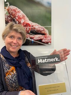 Administrerende direktør i Stiftelsen Matmerk Nina Sundqvist delte ut Matmerkprisen under NM i kjøttprodukter. Foto: Stiftelsen Matmerk.