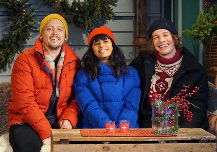 (F.v) Haakon Stevens, Shana Mathai og Anders Herman Carlsen har startet oppvarmingen til programleder-jobben i årets Julemorgen på NRK.