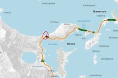Det er her, på E10 ved Reine i Lofoten, at vegen må stenges når Andøyval bru skal oppgraderes.