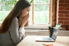 SLETTE NETTSØK: 23 prosent av unge mellom 18 og 29 år opplever at det ligger søkbare bilder eller informasjon om dem på nettet som de vil ha fjernet. Foto: iStock.