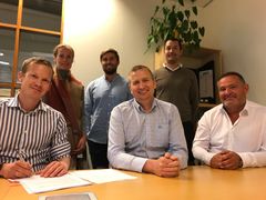 Kontrakten signeres: Fra venstre daglig leder i Thorendahl AS, Ingvar Røang, utbyggingsdirektør Eldar Brynjulfsen i Omsorgsbygg, Ivar Engebretsen i MTH AS. Bak står jurist Marie Louise Jørgensen fra Omsorgsbygg, ass. prosjektsjef Lukas Durlej fra MTH AS og prosjektleder David Zettermann fra Omsorgsbygg.