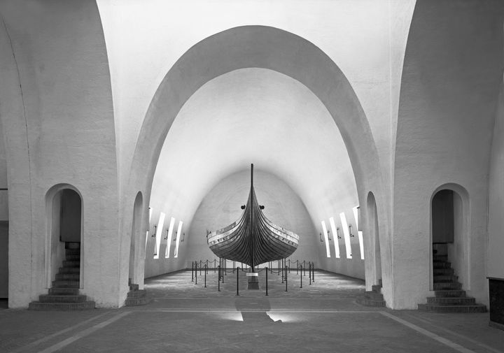 Gokstadskipet i Vikingskipshuset, foto fra 1938, ukjent fotograf.