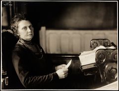 Anna Rogstad. Fotografiet tilhører Nasjonalbiblioteket. Det er tatt av Anders Beer Wilse, 19. mars 1911.
