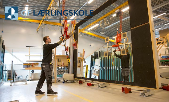 Lærlingkontrakt i glassfaget er blitt mer attraktivt. Det er mange søkere til GF Lærlingskole som starter opp i januar.