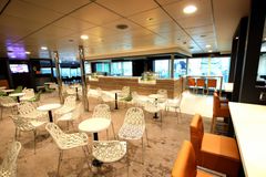 Ny lounge: På toppdekket, som heter Sky Bar, er det gjort helt om med nye sitteplasser og en splitter ny bar. Foto: Fjord Line