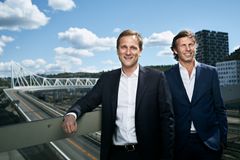 Petter Hellman (43) er ansatt som ny konsernsjef i Møller Mobility Group. Her med styreleder Øyvind Schage Førde (th).