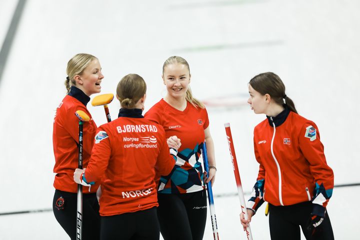 Glade curlingjenter klare for sluttspillet i året VM junior F.v Ingeborg Forbregd, Torild Bjørnstad, Nora Østgård, Eilin Kjærland. (Foto: © WCF / Alina Pavlyuchik 2023)