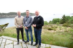 TESTER SAMORDNING: Kystverket, Statoil og IUA Bergen har trent oljevern sammen, under ledelse av Alf Halsen, IUA Bergen, Eirik Torsvik Monssen, Statoil Sture og Bjørn Helge Utne fra Kystverket. Roald Bauge fra Statoil Mongstad var ikke med på bildet.