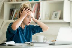 SLÅR ALARM: 2 av 10 i alderen 18 til 29 år har opplevd nettsvindel. Foto: iStock, Fizkes