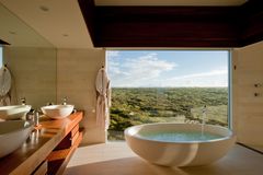 Hva med å nyte denne utsikten mens du tar deg et bad på Southern Ocean Lodge? Fotokreditering: Guillaume De Laubier