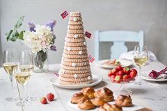 Hipp hipp hurra for 17. mai. Oppskriftene til både frokost, koldtbordet og de aller beste festkakene finner du på brodogkorn.no