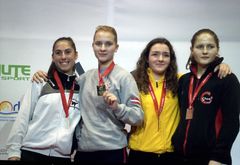 Andrine i gul jakke i klassen kvinner senior -68 kilo