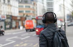 Bruker du støydempende øretelefoner i trafikken? Da må du bruke synet ekstra godt for å ikke havne i farlige situasjoner. Foto: Unsplash.