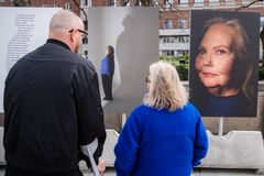 Fotograf Pål Laukli og Anne betrakter fotoutstillingen på Rådhusplassen i Oslo. Foto: Michael Schult Ulriksen