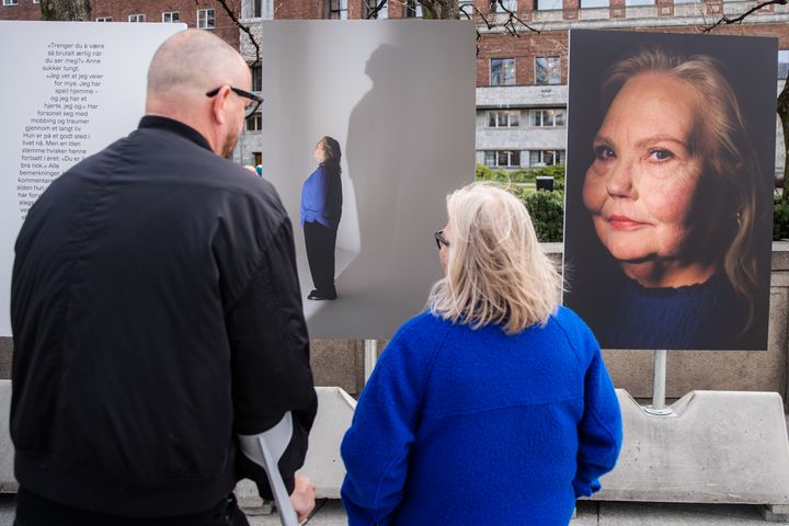 Fotograf Pål Laukli og Anne betrakter fotoutstillingen på Rådhusplassen i Oslo. Foto: Michael Schult Ulriksen
