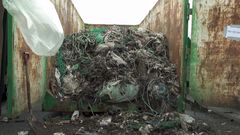 Store mengder tauverk, garnrester o.l samlet opp i en container fra Ragn-Sells.  (Foto: Zpirit)