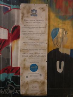 Fra og med i dag, og gjennom hele desember kan alle som går forbi Fridtjof Nansens plass ved Rådhuset i Oslo oppdage en graffitimalt container i flunkende farger. Den er plassert der av UNHCR, FNs flyktningorganisasjon, og UNICEF, FNs barnefond, som sammen ønsker å skape økt oppmerksomhet omkring det store antallet barn i verden som har blitt tvunget til å flykte fra sine hjem.