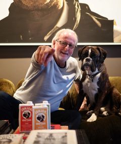 Eyvind Hellstrøm og Bob blir hundematprodusenter. Hellstrøm til venstre. (Foto: William Rennan Lenning)