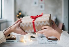Nordmenn blir mer og mer positive til å både gi og få noe brukt til jul, viser en undersøkelse FINN har gjort for tredje år på rad. Foto: Getty Images