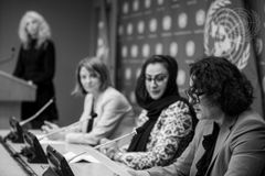 Den norske FN-delegasjonen var vertskap for en pressebrifing med afghanske kvinnelige ledere i FNs hovedkvarter 12. september 2022. Najiba Sanjar (til høyre), menneskerettighetsaktivist og feminist, orienterer reportere om situasjonen. Med seg har hun Naheed Farid (i midten), en afghansk parlamentariker, og Mona Juul (til venstre ved podiet), Norges FN-ambassadør i New York. Foto: UN Photo/Cia Pak.