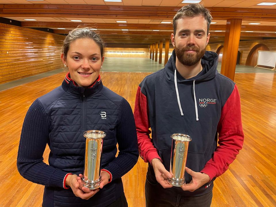 Jeanette Hegg Duestad og Jon-Hermann Hegg med sine kongepokaler 