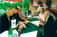 Norsk Folkehjelp og prinsesse Diana rundt lunsjbordet i Sarajevo i juli 1997. Assisterende generalsekretær i Norsk Folkehjelp Per Nergaard til høyre. Foto: Ivar Christiansen.