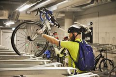 TILRETTELAGT: Oslo kemnerkontor er blant arbeidsplassene som har god tilrettelegging for at de ansatte skal kunne sykle til jobben. Foto: Kjetil Hasselgård / Syklistenes Landsforening