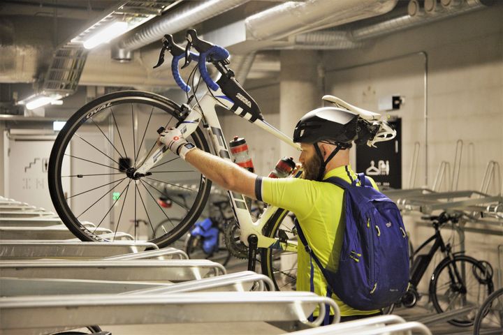 TILRETTELAGT: Oslo kemnerkontor er blant arbeidsplassene som har god tilrettelegging for at de ansatte skal kunne sykle til jobben. Foto: Kjetil Hasselgård / Syklistenes Landsforening