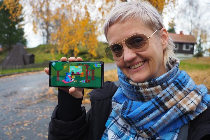 Helga D. Ísfold Sigurðardóttir demonstrerer en fargerik fantasiverden, med høy pedagogisk verdi, som kan lastes ned gratis fra app-butikken. ​Foto: Siv Lyngstad.