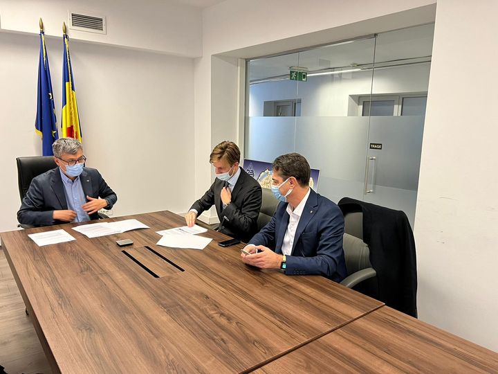 Romanias energiminister Virgil Popescu og Bjørn H. Knappskog, administrerende direktør i Arbaflame, har signert en intensjonsavtale. Pressefoto