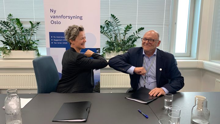 Anna Maria Aursund, direktør i Vann- og avløpsetaten og Steinar Myhre, konserndirektør i Skanska Norge, gratulerer hverandre etter at kontrakten er signert