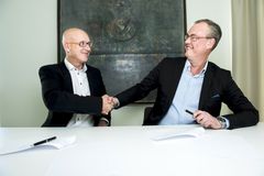 Konst. administrerende direktør Geir Inge Stokke i Coop Norge og konsernsjef Per Strömberg i ICA Gruppen gleder seg over at Coops kjøp av ICAs dagligvarevirksomhet i Norge er endelig gjennomført. Foto: John Terje Pedersen
