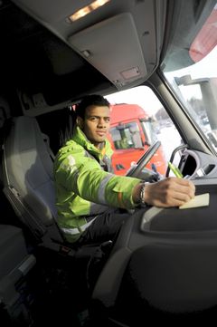 Partheepan Rasendram (22) er lærling i yrkessjåførfaget ved Transport på Postens godssenter i Oslo, PGO. Han har et halvt år igjen før han skal ta fagprøven. Han håper å få jobb i Posten etter endt lærertid.