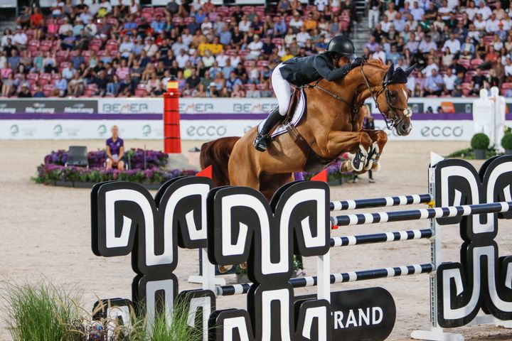 Sammen med hesten Equine America Papa Roach ble Victoria Gulliksen i natt nummer 16 i World Cup-finalen, det er tidenes beste norske resultat. (Foto: Norges Rytterforbund)