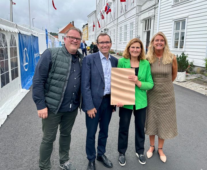 Fra venstre: Sindre Røstad (Statens vegvesen), Espen Barth Eide (Klima -og miljøminister), Ingrid Dahl Hovland (Vegdirektør Statens vegvesen) og Cathrine Pia Lund, administrerende direktør, Miljømerking Norge