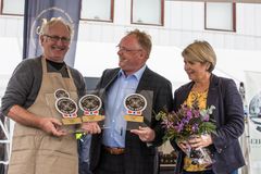 En fornøyd Jørn Hafslund mottar Spesialitet-merkene sine under Bergen Matfestival. Fra venstre: Jørn Hafslund, fiskeriminister Per Sandberg og direktør i Matmerk, Nina Sundqvist. Foto: Janneche Strønen/Bergen Matfestival