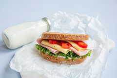 Den «vanligste» matpakken består av grove brødskiver med salami eller ost og med frukt og grønt ved siden av, enten medsendt hjemmefra eller som en del av skolefruktordningen.